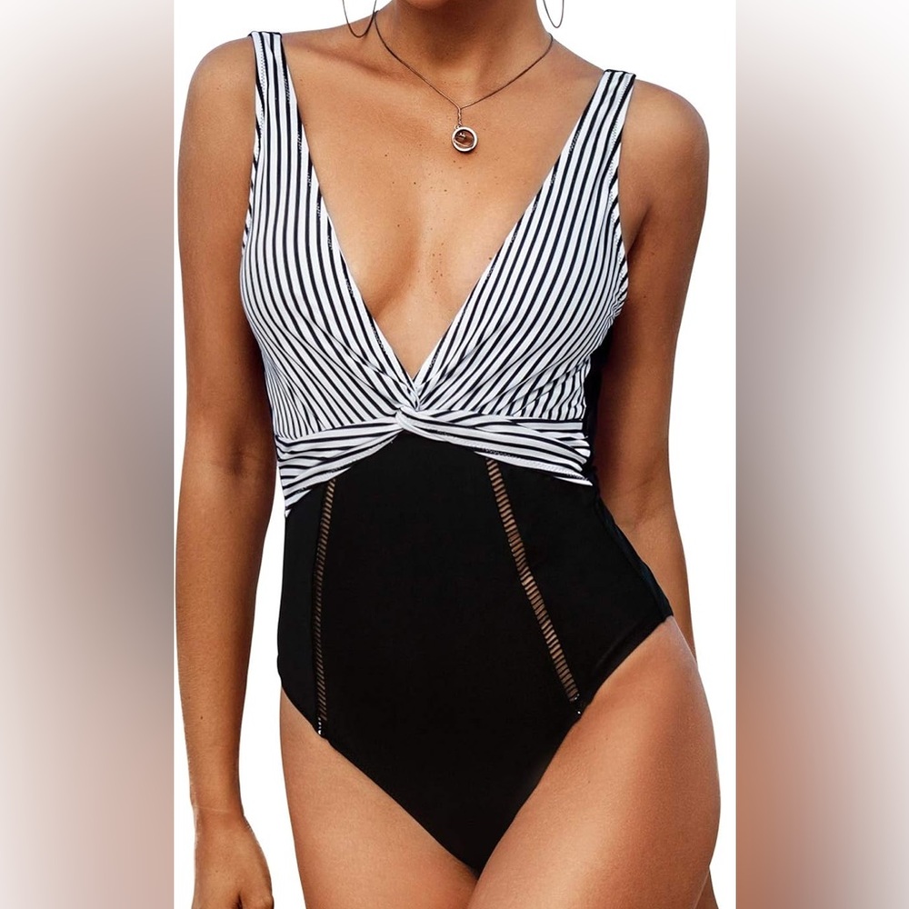 ✨2 for $10✨ Cupshe Striped Black and White Swimsuit